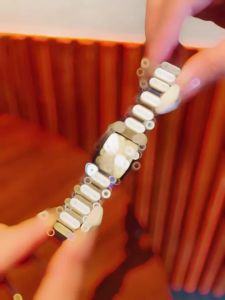 นาฬิกาผู้หญิงขายดี นิชหรูหราเบา ย้อนยุค แบบบาร์เรล กันน้ำ นาฬิกาสี่เหลี่ยมผู้หญิง ins นาฬิกาข้อมือหน้าปัดเล็ก Wind Hot