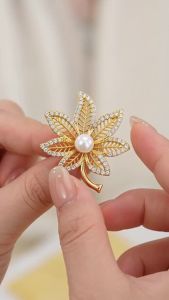 Pearl Maple Leaf Brooch Rhinestone Pavé Openwork Leaf Vein Design Gold Silver Tone Elegant Clothing Pin for Women
