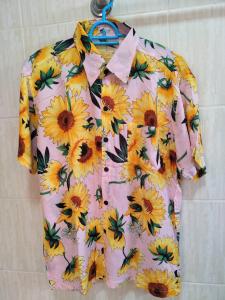 พร้อมส่ง เสื้อลายดอก เสื้อ แฟชั่นผู้ชาย  เสื้อเชิ๊ตลำลอง เสื้อสงกรานต์ เสื้อฮาวายเสื้อคอปกแขนสั้น เสื้อคอปก งานผ้าสปันพิมส์ลายเนื้อผ้าบางนุ่มใส่สบาย เสื้อลายทานตะวัน 02 เสื้อผ้าผู้ชาย