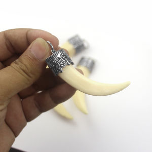 Mặt dây chuyền nanh heo đầu bọc khóa inox không đen không gỉ tạo nên phong cách độc đáo cá tính cho người đeo