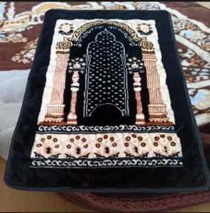 Sajadah Tebal Lembut Embos Dengan Bahan Dilapisi Busa Serat Ukuran 110x70 CM