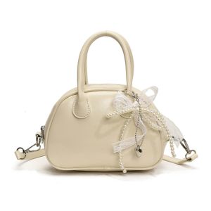 LANGJ หนังพียู กระเป๋าสะพายไหล่โบว์ลิ่ง พร้อมจี้มุก หวานหวานแหววว กระเป๋าถือหมอนหนุน แฟชั่นสำหรับผู้หญิง สไตล์เกาหลีแบบ กระเป๋าสะพายข้างบอสตัน การเดินทางการเดินทาง