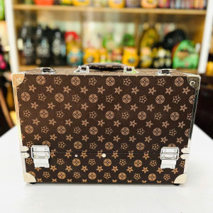 Tặng kèm mascara- Loại 1 - Cốp size 40x21x26 bọc viền kim loại đựng dụng cụ make up trang điểm nail....