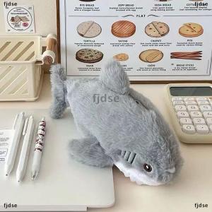 [COD] fjdse กล่องดินสอตุ๊กตาฉลามสุดน่ารักเครื่องเขียนสำหรับนักเรียนอุปกรณ์การเรียนตุ๊กตาน่ารักกลับไปที่โรงเรียนกระเป๋าใส่ปากกาเครื่องเขียน