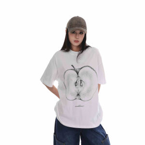 T-Shirt Wanita Putih Lengan Pendek - Motif Apel Retro Lukisan Tinta  Katun Premium Bernapas & Bahan Ice Silk  Desain Korea Jepang Oversize Slim Fit  Tren Musim Panas 2025  Minimalis  Desain Eksklusif  Baju Wanita Ukuran Besar Bahan Katun  Instagram