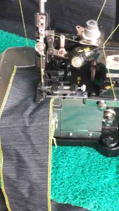 edging yamato sewing machine 3 threads with complete accessories may ksama na 10pcs needles chani tools screw and threads stand heavy duty pwdi sa kahot anung klase ng tela maong at kurtina ay kayang kaya po at napaka dali lang din gamitin