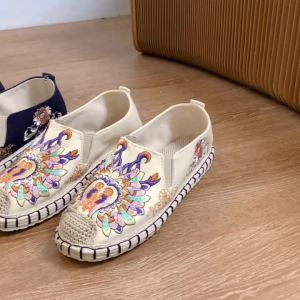 Spring And Autumn Yunnan Ethnic Style Embroidered Shoes With Thousand-Layer Soles Breathable Flat WomenS Shoes Chinese Shoes