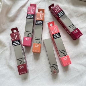 Son bóng ELF elf Glow Reviver Slip Stick Tinted Lip Oil Son Bóng Dạng Thỏi Có Màu Dưỡng Ẩm Môi. - Tạo hiệu ứng bóng nhẹ: Giúp môi trông căng mượt và có sức sống hơn mà không quá bóng. 🔹 Chất son mượt mà: Dễ dàng lướt trên môi hỗ trợ hạn chế cảm g