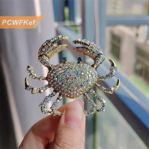 【PCWFKef】 เข็มกลัดปูพลอยเทียมแฟชั่นสำหรับผู้หญิงเข็มกลัดติดรูปสัตว์สุดสร้างสรรค์สำหรับเสื้อผ้าเสื้อโค้ทของขวัญ