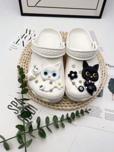 Crocs jibbitz quyến rũ Giày DIY ccessories 3D đen trắng mèo đặt giày chuỗi khóa giày có thể tháo rời cho CROCS