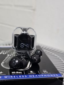 หูฟังบลูทูธที่มาพร้อมกับจอ LED แสดงสถานะแบตเตอรี่ คุณสมบัติกันน้ำมาตรฐาน IPX4  ระบบตัดเสียงรบกวนและเสียงที่คมชัดทุกย่านความถี่  พร้อมกับแบตเตอรี่ที่สามารถใช้งานได้นานถึง 95 ชั่วโมง