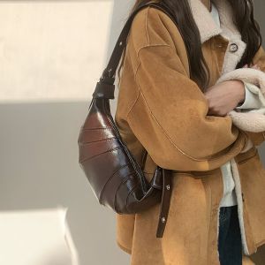 EIJINGY สีน้ำตาลสีน้ำตาลเข้ม กระเป๋าสะพายไหล่ครัวซองต์ แพ็คเล็ก สีดำสีดำ กระเป๋า Crossbody น่ารักน่ารักๆ สีทึบทึบ กระเป๋าเกี๊ยว PU สำหรับผู้หญิง