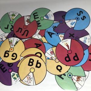 Học liệu giáo dục montessori Vòng xoay tiếng việt với 29 chữ cái và 174 từ vựng chất liệu giấy ép plastic