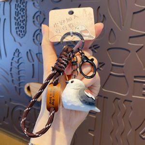 NOVELLEO คาวาอี้ ที่ห้อยกุญแจแกะสลักไม้เลียนแบบ การ์ตูน นกหงส์หงส์สีเทาและน้ำเงิน แหวนกุญแจรูปสัตว์ จี้กระเป๋าเป้ ดีไซน์ดั้งเดิม กระเป๋าพวงกุญแจนกไข่มุก ของขวัญวันหยุด