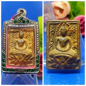 附送能量满满鸡翅木手非常古老精美牌龄超过百年土制全功效佛祖端坐莲花法座佛牌品相非常端庄典雅已包好古典铜制佛牌壳Very old and rare an authentic Nur Din Pao Material Phra Kru(Buddha Image) Seat Double Lotus Meditation Amulet(Classic Style) Wat Tai Talat