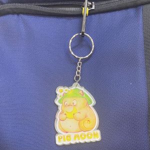 Phụ kiện treo balo túi cặp xách siêu dễ thương Móc khoá xe máy ô to siêu cute - Kawaii "Pig Moon" in hai mặt - Pig Mook Bookstore