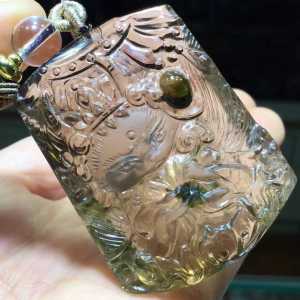 Pure natural fully-enclosed green tourmaline sheet nine-tailed fox fox pendant. The crystal is transparent and the craftsmanship is exquisite. It looks very beautiful when worn.