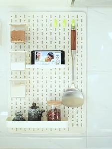 【eoxjk】โต๊ะนักเรียนผนังตะของานฝีมือบ้านองค์กรเครื่องประดับแสดงหลุมคณะกรรมการชั้นวางรวมกัน Pegboard ชั้นวางจานชุดหลุมคณะกรรมการ DIY ผนังครัว Organizer เครื่องมือ