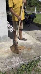 เครื่องมือแชร์สารไม้กวาด 135 ซม กวาดใยตาล ยาว ไม้กวาดใยโหนด ไม้กวาดใยตะโหนด