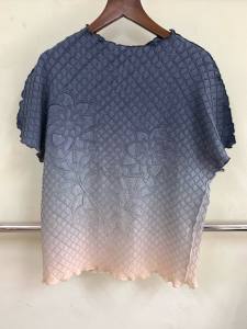 Áo thun nữ dập xốp thiết kế hoa dập nổi ombre