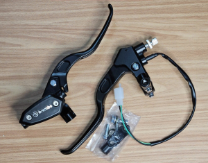 Tay phanh tay côn bình dầu liền Brembo nhôm CNC (mong ACE ủng hộp shop)