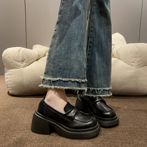 รองเท้าหนังส้นหนาขนาดเล็กสำหรับผู้หญิง แพลตฟอร์มใหม่ของฤดูกาลรองเท้าไม่มีส้นสไตล์อังกฤษย้อนยุคฝรั่งเศสรองเท้าไม่มีส้นขาเดียว