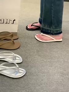 [Free Shipping] Flat-Soled Flip-Flops For Women Suitable For Outdoor And Indoor Use In Summer New Stylish Soft-Soled Comfortable Beach Sandals