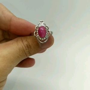 - แหวน เงินแท้ 92.5% งานส่งออก ฝังพลอยทับทิมสตาร์แท้ (กิมบ่เซี่ยง) 1 เม็ด ขนาด 7×10 มิล หนักประมาณ 5 กะรัต และฝังล้อมด้วยเพชรสวิส cz เกรด 5A หนัก 4.7 กรัม ใส่ไม่ซ้ำใครครับ