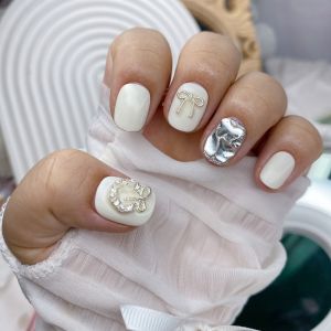 KL005 Nailbox thiết kế móng tay giả trắng đính charm bạc 3D nổi sang trọng phong cách sang trọng