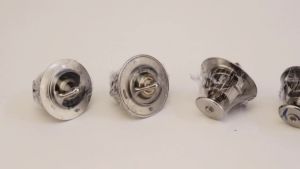 76.5 ℃ Thermostat for Isuzu 4JJ1 4JK1 ELF 300 DMAX MUX D-MAX MU-X Pickup Truck Engine Brand New