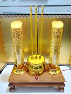 ชุดธูปเทียนไฟฟ้าบูชาพระรัตนตรัยใหญ่พิเศษ กะไหล่ทอง3ดอก พร้อมฐานรองโต๊ะหมู่ไม้สัก มีสวิทช์เปิดปิด