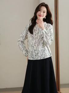 AMMIN เสื้อเบลาส์พิมพ์ลายพอร์ซเลนสีขาวและสไตล์จีนสีฟ้าใหม่สำหรับผู้หญิงแขนยาวสไตล์จีนคอวีแบบใหม่เสื้อเบลาส์ย้อนยุคกระดุมแถวเดียวที่สง่างาม2025ฤดูใบไม้ร่วง