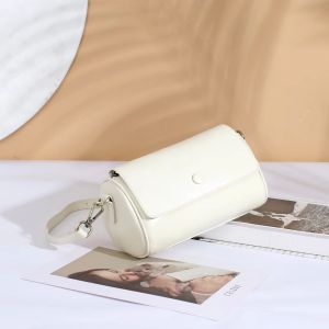 กระเป๋าหนังแท้ 2024 กระเป๋าผู้หญิงสะพายข้างหนังวัวชั้นบนใหม่ฤดูใบไม้ร่วงสายสะพายกว้างหนังฟอกผักกระเป๋าทรงกระบอกทันสมัย