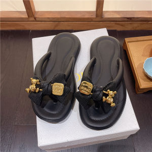 SQShop มาแรง2023 รองเท้าเเตะหูหนีบเเฟชั่น มี 5 สีให้เลิอกสุดคุ้ม เเต่งอะไหล่ด้วยน้องหมีสีทองสุดน่ารัก ดีไซน์ดูดี ดูหรู หลากหลายสีให้เลือก