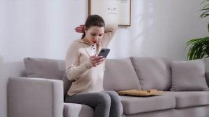 【LDIES】ไม้ไผ่โซฟาถาดตารางคลิปบนโต๊ะด้านข้างที่นอนแขนกับ360 ° หมุนที่วางศัพท์ถาดที่นอนสำหรับแขนโต๊ะโซฟาสำหรับการรับประทานอาหาร/เครื่องดื่ม/ขนม/ระยะไกล/การควบคุม (วงกลม)ของขวัญที่ดีที่สุดสำหรับ