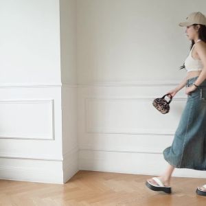 Ammin กระโปรงขอบลุ่ยยาวปานกลางแบบเรียบง่ายสำหรับผู้หญิงกระโปรงกระโปรงทรงตรงลำลองแฟชั่นสไตล์เกาหลีต้นฤดูใบไม้ร่วงกระโปรงเดนิม