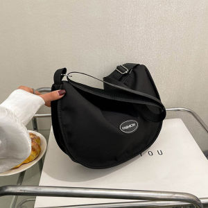 LHShoess งานสุดฮอตฮิต กระเป๋าสะพายไหล่สไตล์เกาหลี สีมินิมอลมีนิใจพร้อมส่งถึง 3 สี ให้เลือก บอกเลยว่ารุ่นนี้ใส่ของได้จุใจ สะพายไหล่ก็เก๋ ก็คาดอกก็เท่ห์ไม่ไหว แมทช์ชุดง่าย ใช้งานได้สะดวกต้องรุ่นนี้