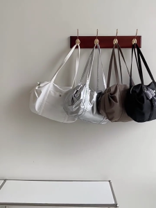 Fashion Minimalist Large Capacity Shoulder Bag Solid Color Multiple Pocket Zippered Handbag for Travel and Work Shopping