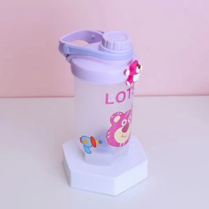 Bình nước học sinh 500ml Bình nhựa lắc gấu dâu có Quai xách Nắp đậy chống tràn Tặng kèm Sticker 2D