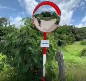 กระจกโค้งโพลีคาร์บอเนต มีความยืดหยุ่นสูง ไม่แตกง่าย แถมฟรีประกับ