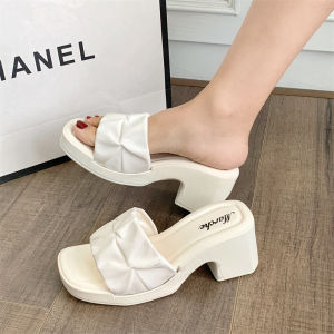 รองเท้าแตะส้นหนาช่วยเพิ่มความสูงได้ พื้นรองเท้ามีความนุ่มและสวมใส่สบาย เรียบง่าย สีเรียบๆ แมตช์ง่าย