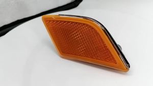 เหมาะสำหรับรถเบนซ์ C ระดับ W204 ไฟข้างกันชนหน้า benz ไฟสัญญาณเลี้ยวมาตรฐานสหรัฐ 2048200121 2048200221