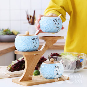(Hàng có sẵn)Bộ đựng gia vị gốm sứ 3 hũ màu xanh dương + giá đỡ bằng gỗ+muỗng sứ