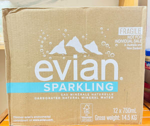 Hỏa tốc Thùng 12 Chai Nước Khoáng Evian Có Ga 750ml x 12-Chai thủy tinh-Sparkling Carbonated Water