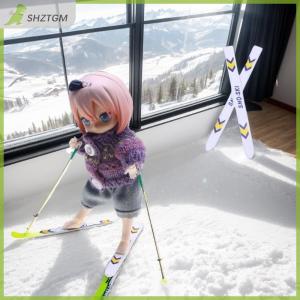 【SHZTGM】 1ชุดบ้านตุ๊กตาไม้ขนาดเล็กบอร์ดสกีไม้ตกแต่งฉากคริสต์มาสบ้านตุ๊กตาอุปกรณ์คริสต์มาสของเล่นของขวัญสำหรับเด็ก