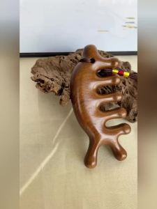 教师节礼物梳子送老师创意定制留念实用伴手礼刻字结婚纪念品奶奶Teachers Day gift - a custom-made comb for the teacher as a creative souvenir and practical gift for carrying around. Engraved wedding anniversary gift for the couple. For the grandmother.