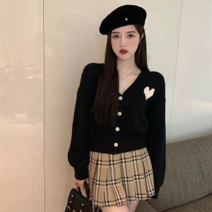 Áo khoác len cardigan nữ tay dài 4 nút họa tiết trái tim