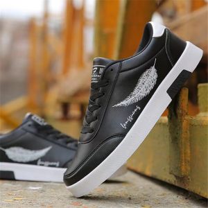 รองเท้าสเก็ตบอร์ดผู้ชาย รองเท้าผ้าใบ รองเท้าสีขาวลําลองระบายอากาศ