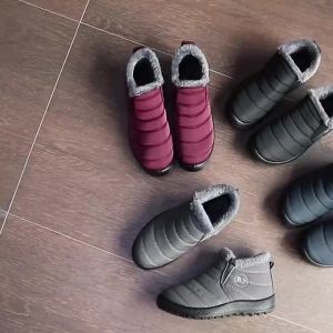 2025 รองเท้าผ้าฝ้ายฤดูหนาวที่อบอุ่น พื้นนุ่ม กันน้ำ รองเท้าผ้าฝ้ายปักกิ่งเก่า ปากขนสัตว์ รองเท้าบู๊ตหิมะทำมือสองชั้น 35-47 ข้ามพรมแดน