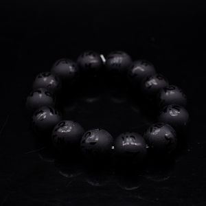 กำไลข้อมือนิลแกะสลัก อักษรโอม เป็นสัญลักษณ์แห่งความเป็นสิริมงคลและความสำเร็จ อีกทั้งยังช่วยขจัดอุปสรรคต่าง ๆ ให้หมดไป